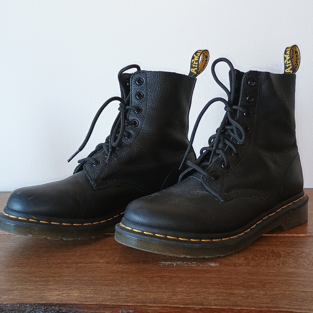 Dr. Martens Pascal Virginia Leather Lace Up Boots. Black. Size 8. Barely worn!